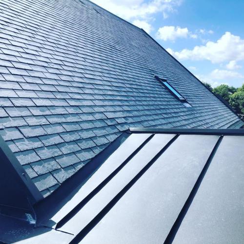 Toit en plaques d'aluminium