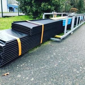 Exemple de plaques d'aluminium profilées